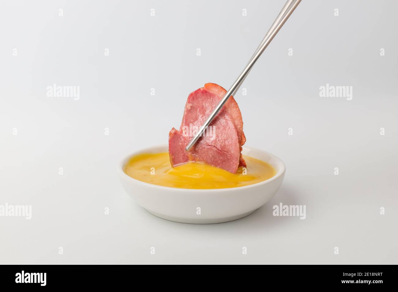 Carne d'anatra su sfondo bianco Foto Stock