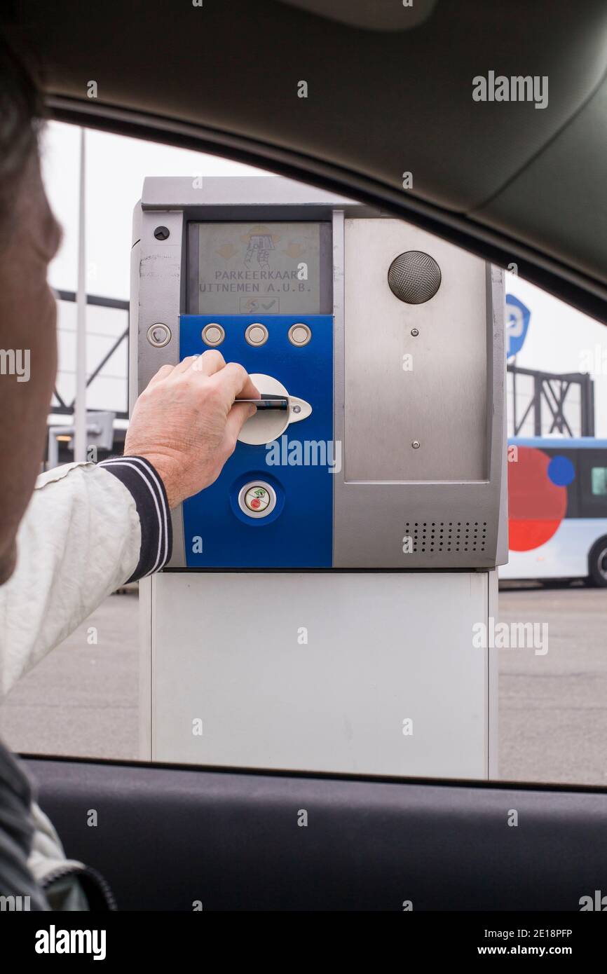 Uomo che paga per il parcheggio con carta di credito Foto Stock