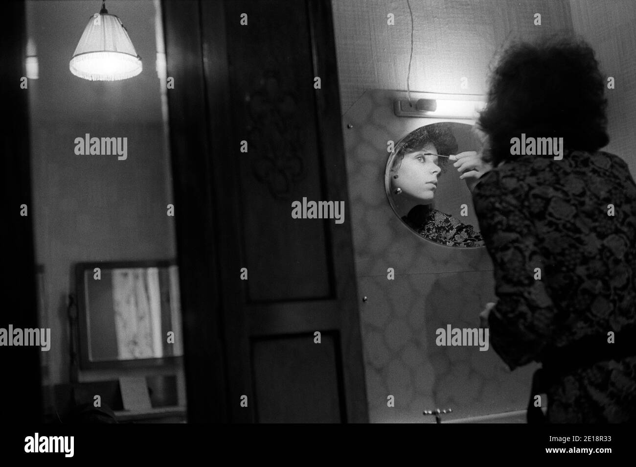 Donna che si mette sul suo trucco, usando lo specchio in una camera da letto di albergo di bed and breakfast. Suffolk, East Angelia UK anni '60 1969 HOMER SYKES Foto Stock