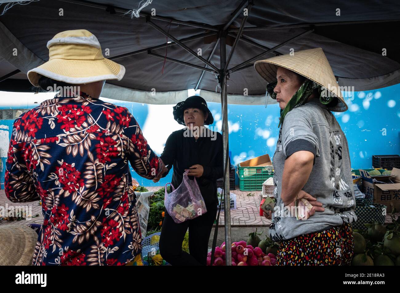 Donne al mercato, Phuoc Hai, Vietnam Foto Stock
