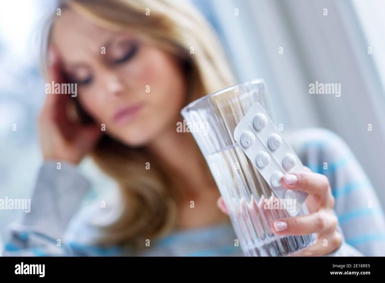 Donna con mal di testa Foto Stock