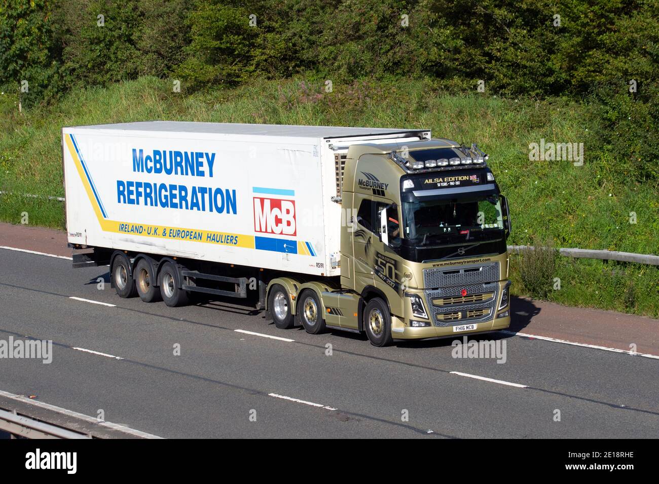 Refrigerazione McBurney; autocarri per trasporto merci, autocarri, veicoli pesanti, trasporto, camion, cargo, veicolo per trattori Volvo 16123cc oro, HGV per l'industria del trasporto commerciale europeo, M6 a Manchester, Regno Unito Foto Stock