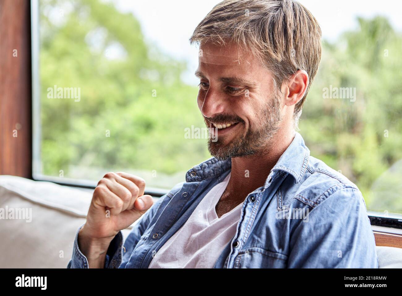 Primo piano di un uomo medio adulto Foto Stock