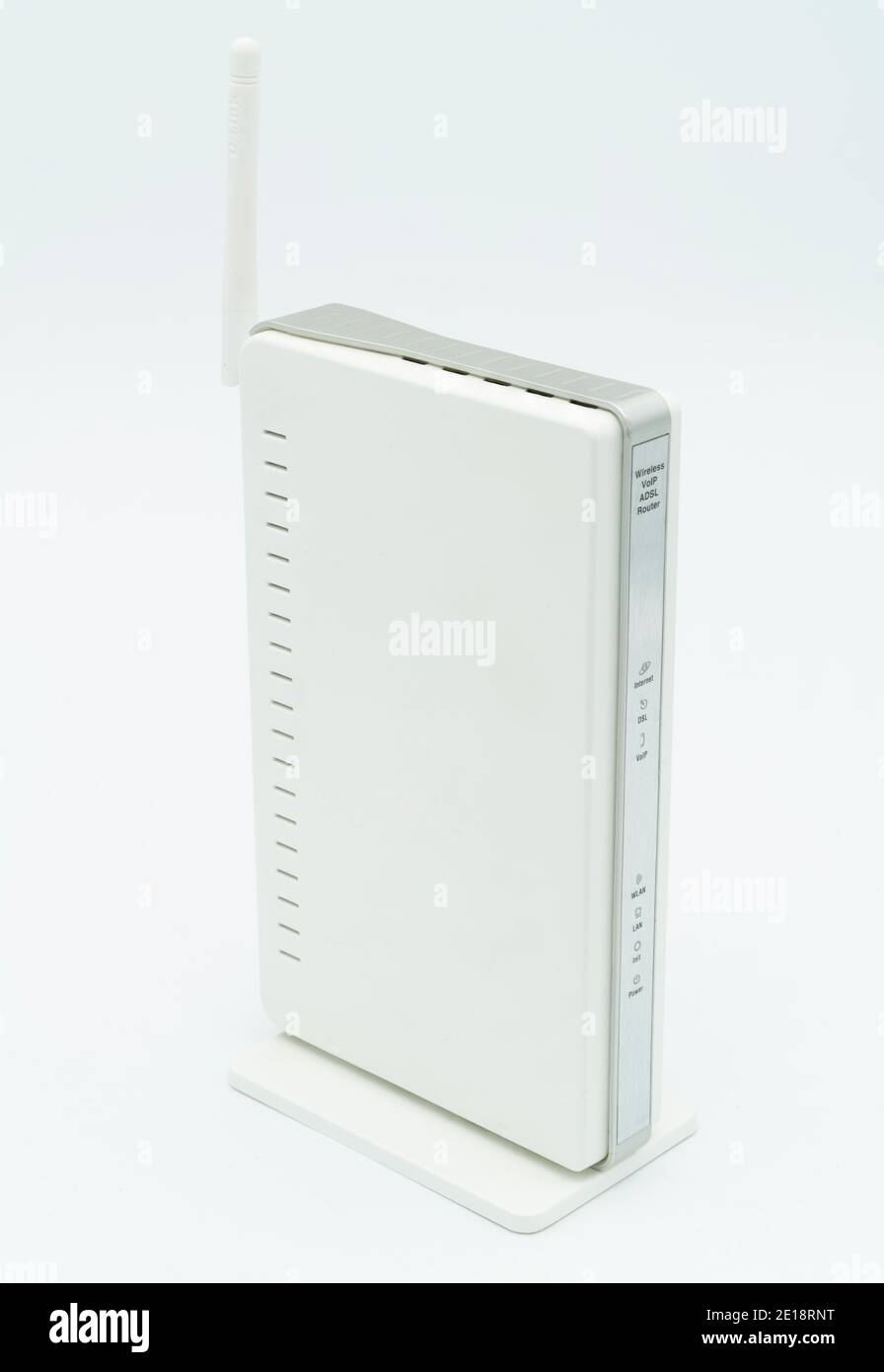 Router WiFi isolato su sfondo bianco Foto Stock