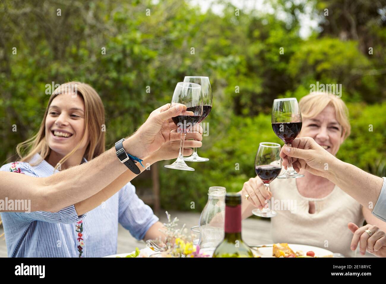 Buon bicchiere di vino da tostare con la famiglia Foto Stock