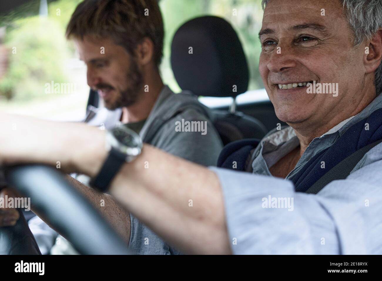 Padre e figlio che viaggiano in auto Foto Stock