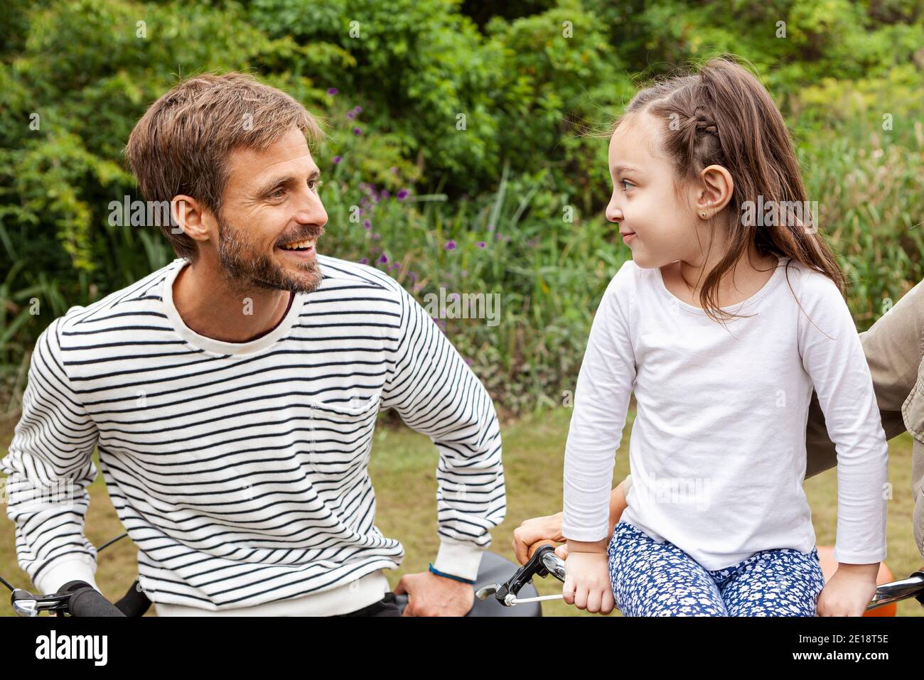 Famiglia divertimento in giardino Foto Stock