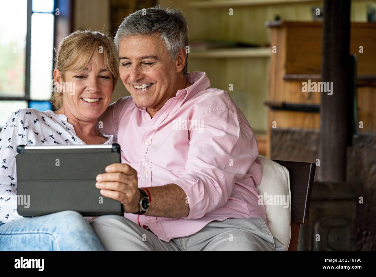 Coppia senior con tavoletta digitale Foto Stock