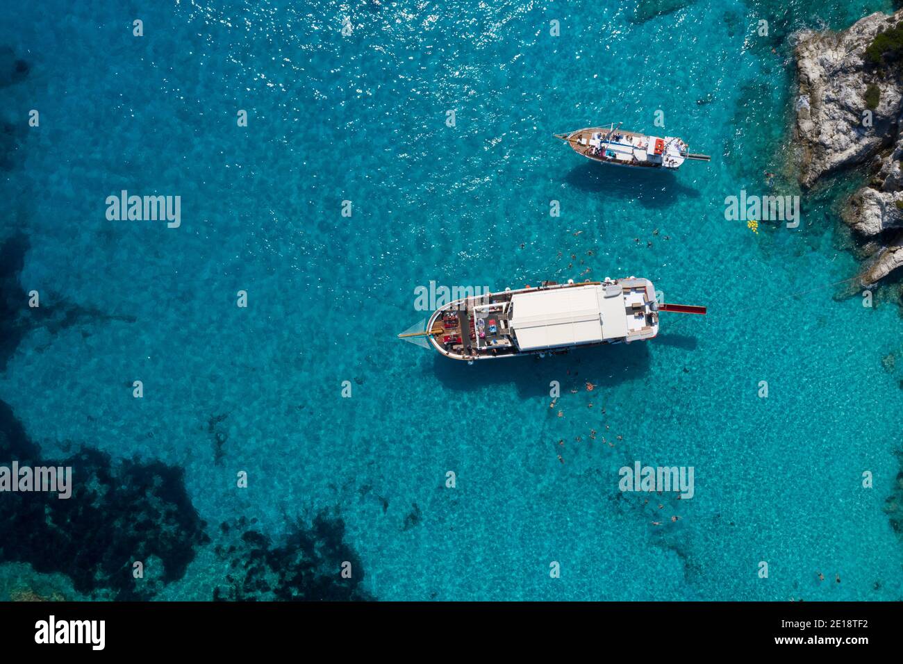 Una foto aerea di un viaggio giornaliero in barca con le famiglie che si godono le loro vacanze in Grecia. Foto Stock