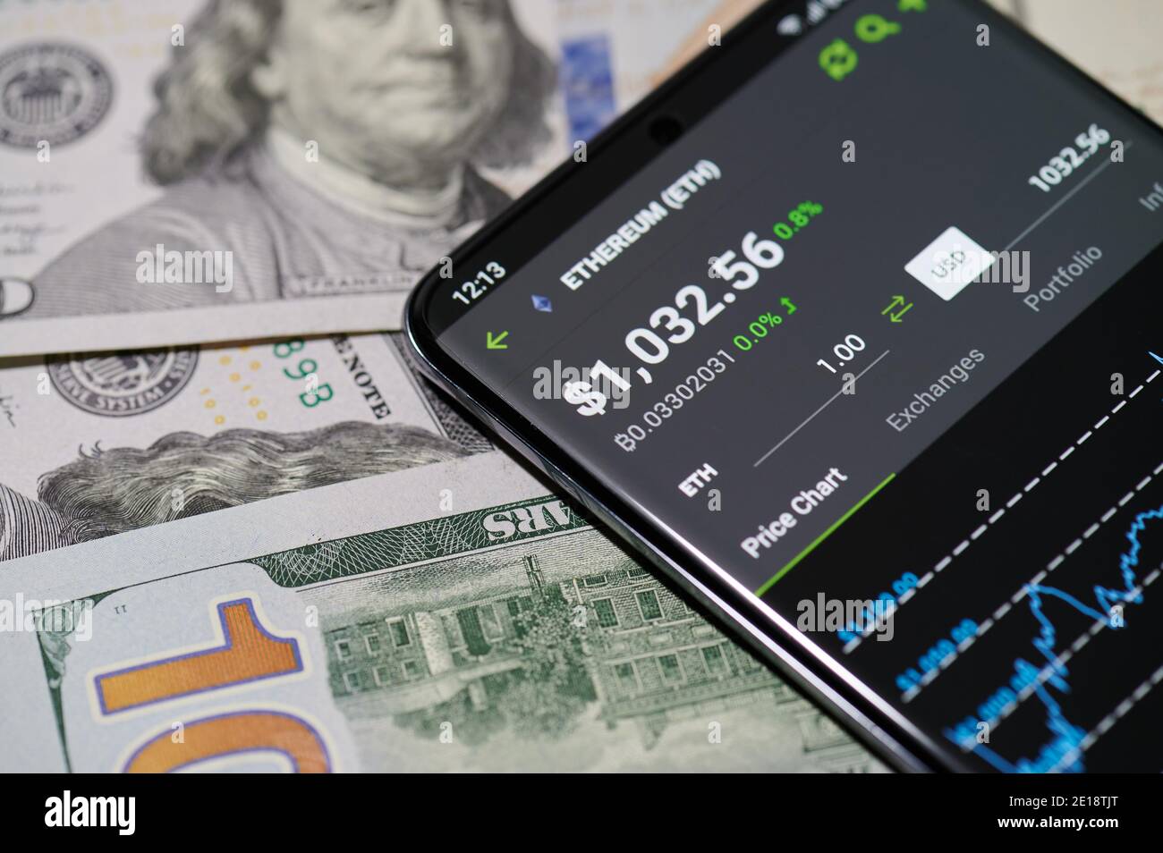 New york, USA - 5 gennaio 2021: Tabella dei prezzi della criptovaluta ETH sullo schermo dello smartphone vista ravvicinata e banconota da dollaro Foto Stock