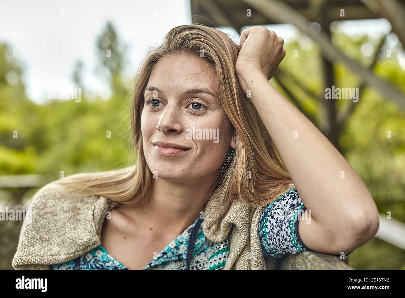 Donna mid adulta pensierosa Foto Stock