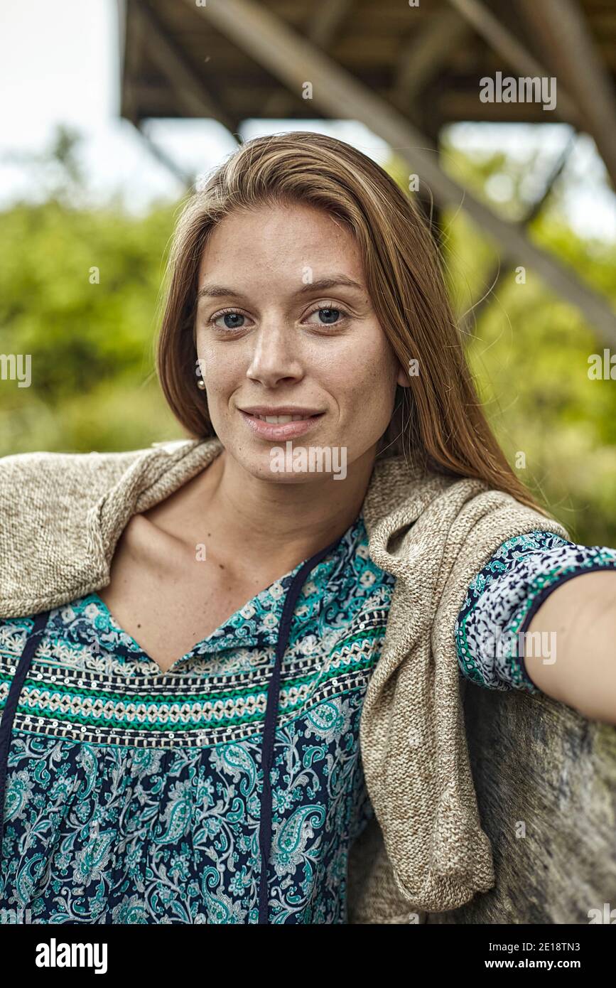 Ritratto di metà donna adulta Foto Stock