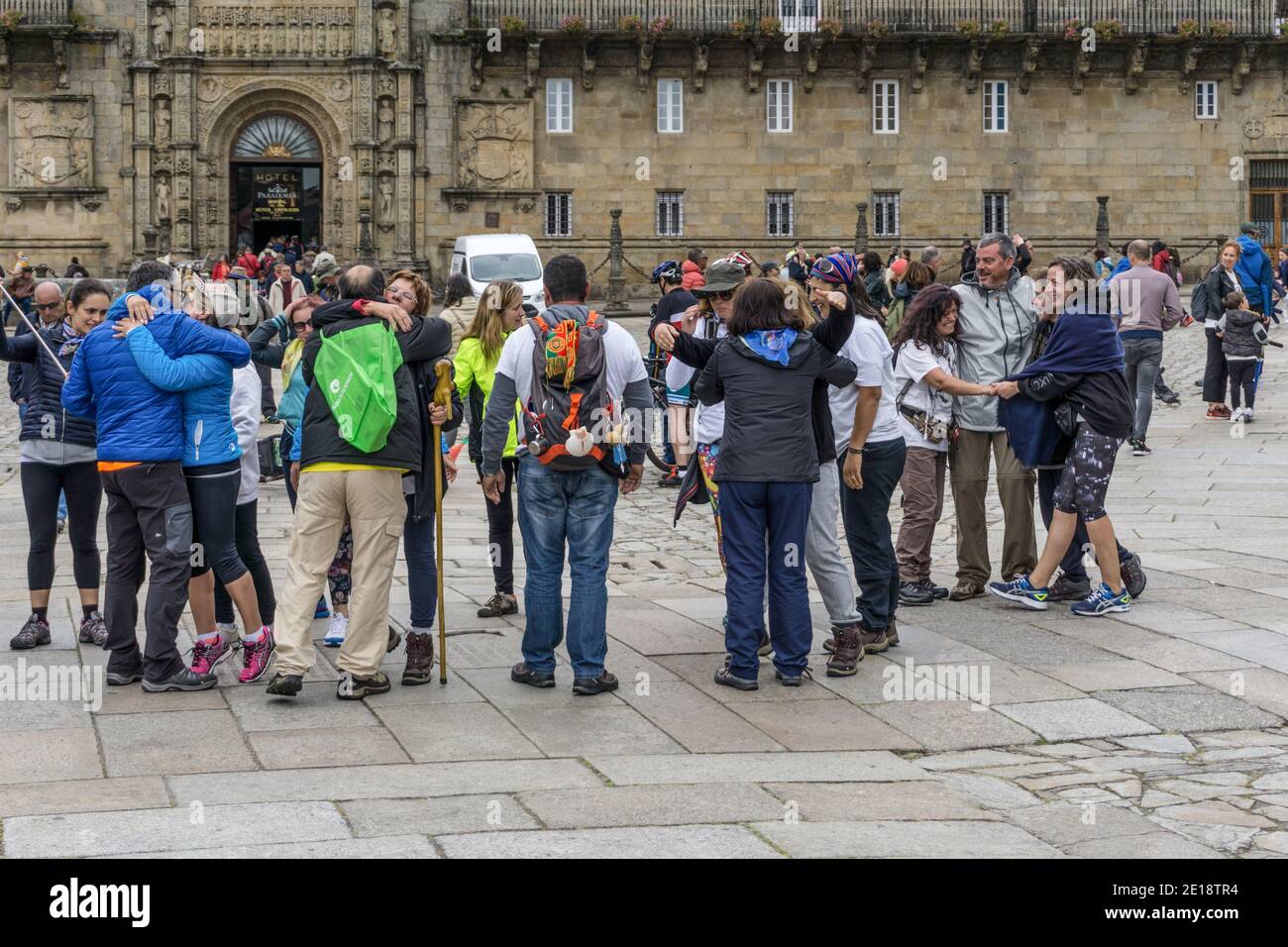 Santiago de Compostela, Galizia, Spagna; pellegrini accolti da amici e familiari dopo aver completato il Camino de Santiago. Foto Stock