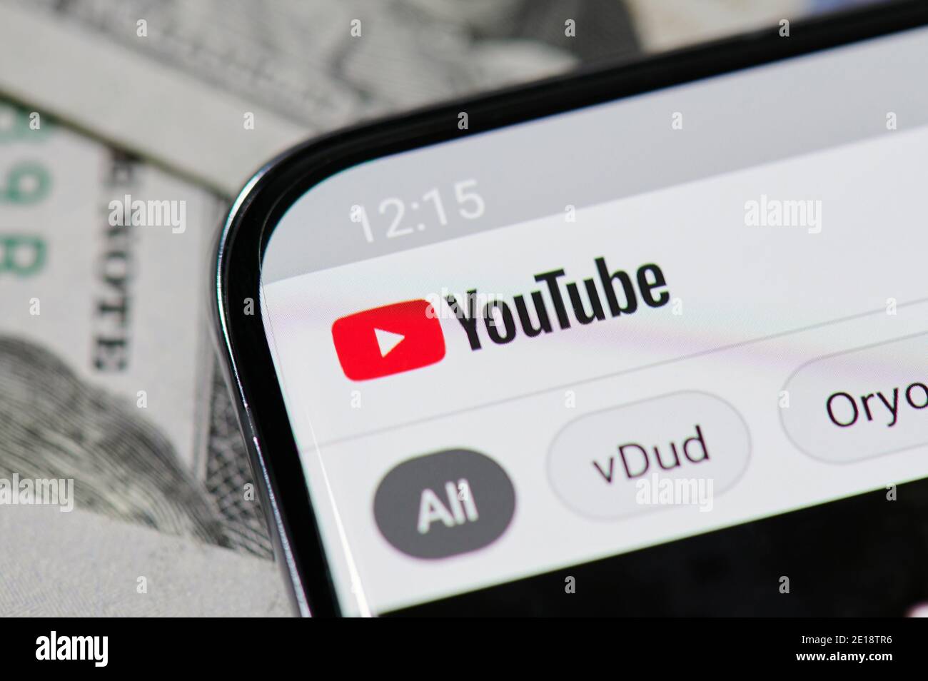 New york, USA - 5 gennaio 2021: Monetizzare lo sfondo di YouTube sulla vista ravvicinata delle macro dello schermo dello smartphone Foto Stock