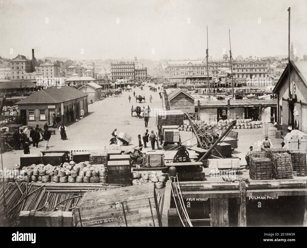 Fotografia d'epoca del XIX secolo - vista dei moli, porto di Auckland, Nuova Zelanda, circa 1895. Foto Stock