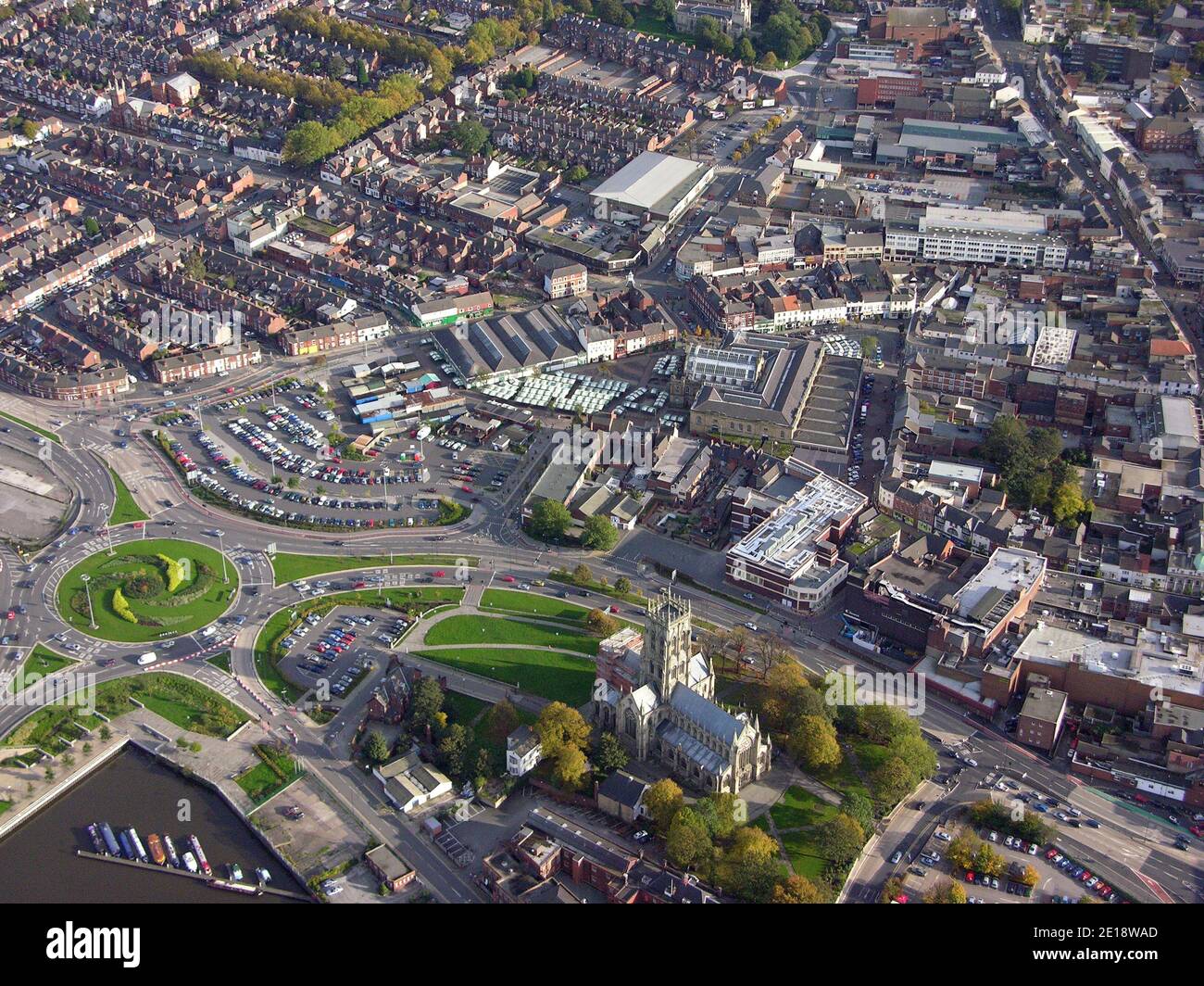 Vista aerea del centro di Doncaster con la Chiesa della Minster Di St George e Church Way Car Park Foto Stock