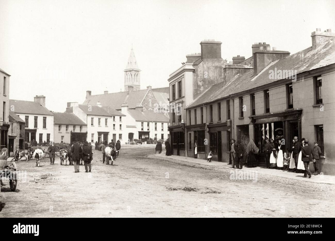 Fotografia vintage del 19th° secolo - College Street, Killarney, Irlanda, studio di James Valentine. Foto Stock