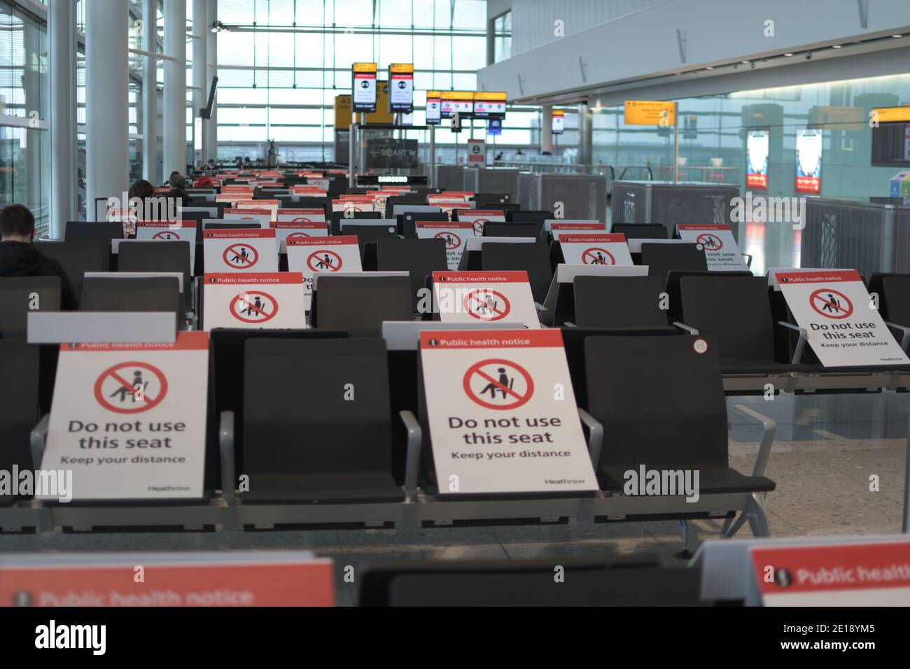 Londra, Inghilterra, 3 gennaio 2021. In attesa del gate di partenza dell'area di bordo all'aeroporto Heathrow di Londra, con i covid 19 avvisi di restrizione in vigore. Foto Stock