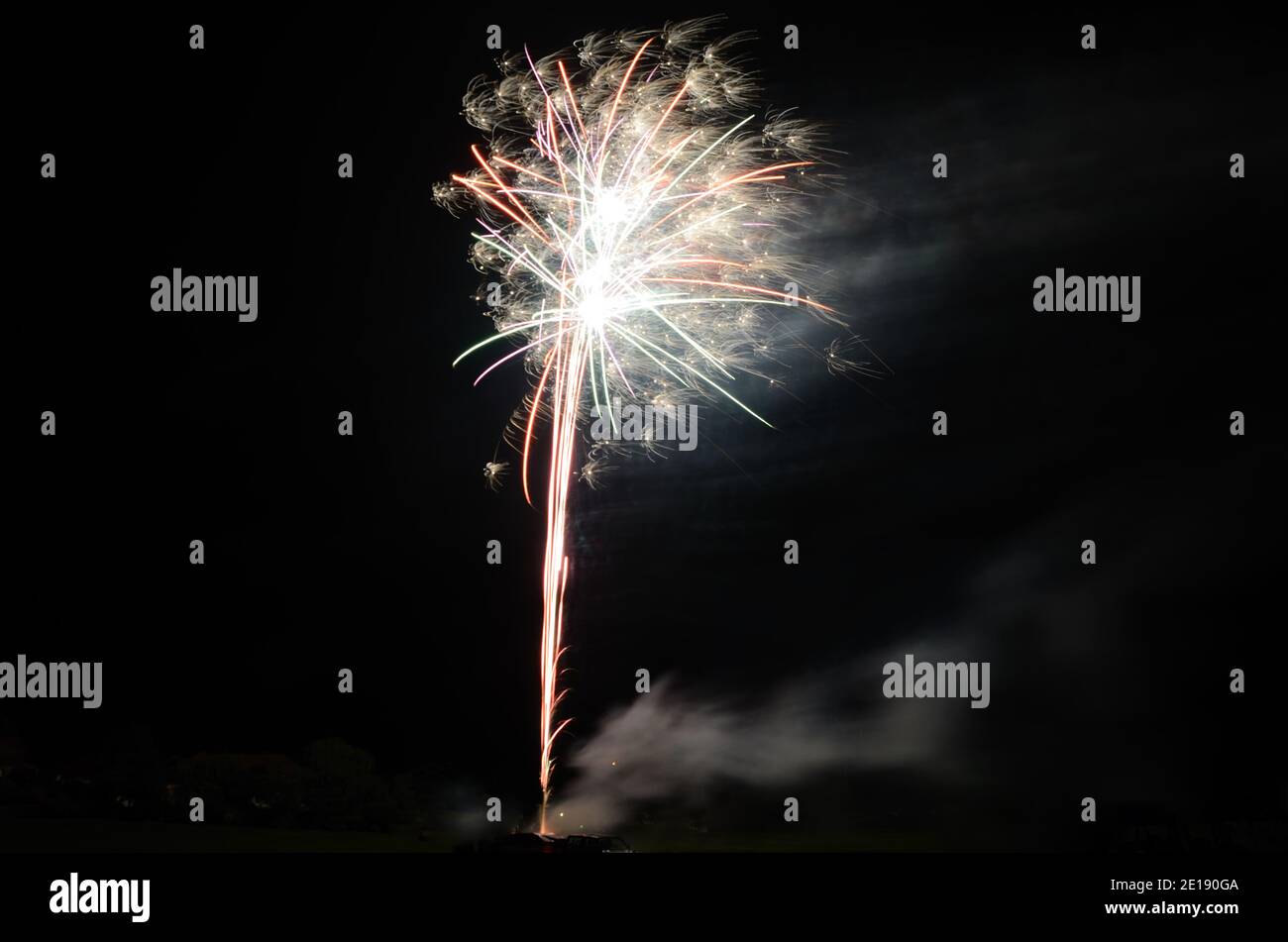fuochi d'artificio colorati e luminosi di notte con molto di fumo Foto Stock