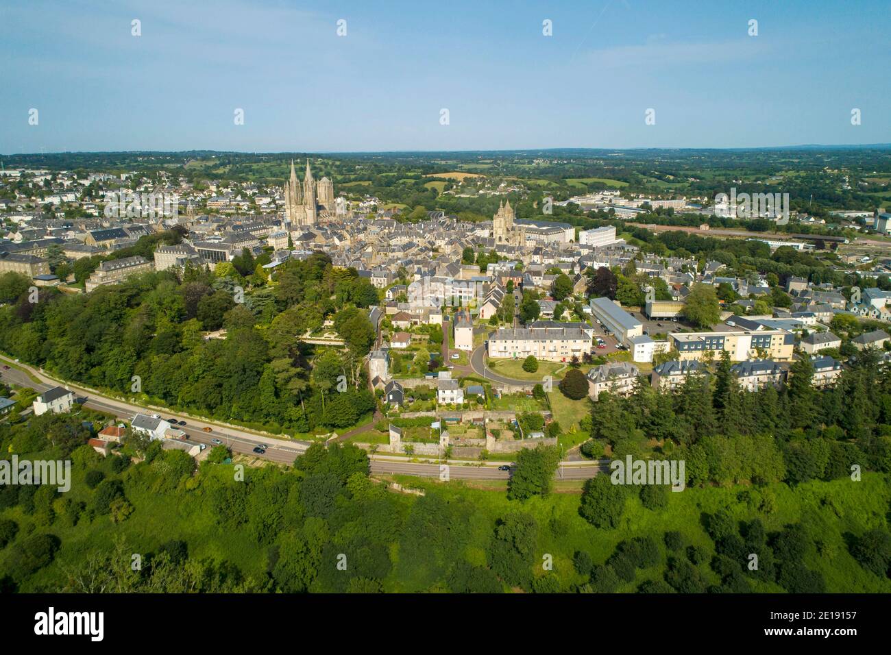 Coutances (Normandia, Francia nord-occidentale): Vista aerea della città e la cintura verde dai boschi di Vignettes e il torrente Bulsard Foto Stock