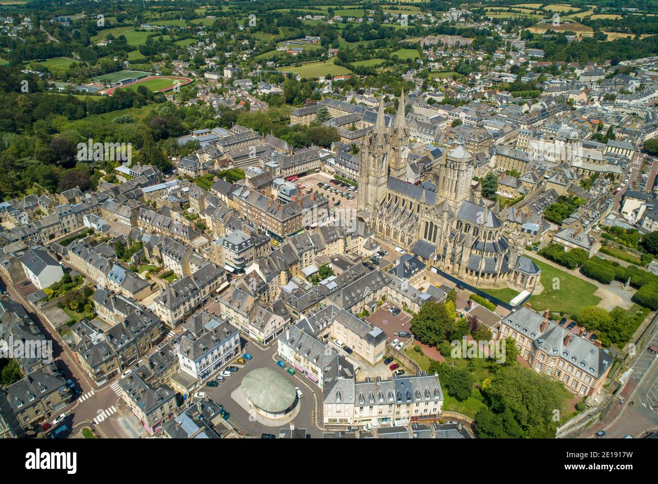 Coutances (Normandia, Francia nord-occidentale) : Chiesa di San Pietro ("eglise Saint-Pierre") e la piazza "Place de la Poissonnerie" nella Città Vecchia. Poll Foto Stock