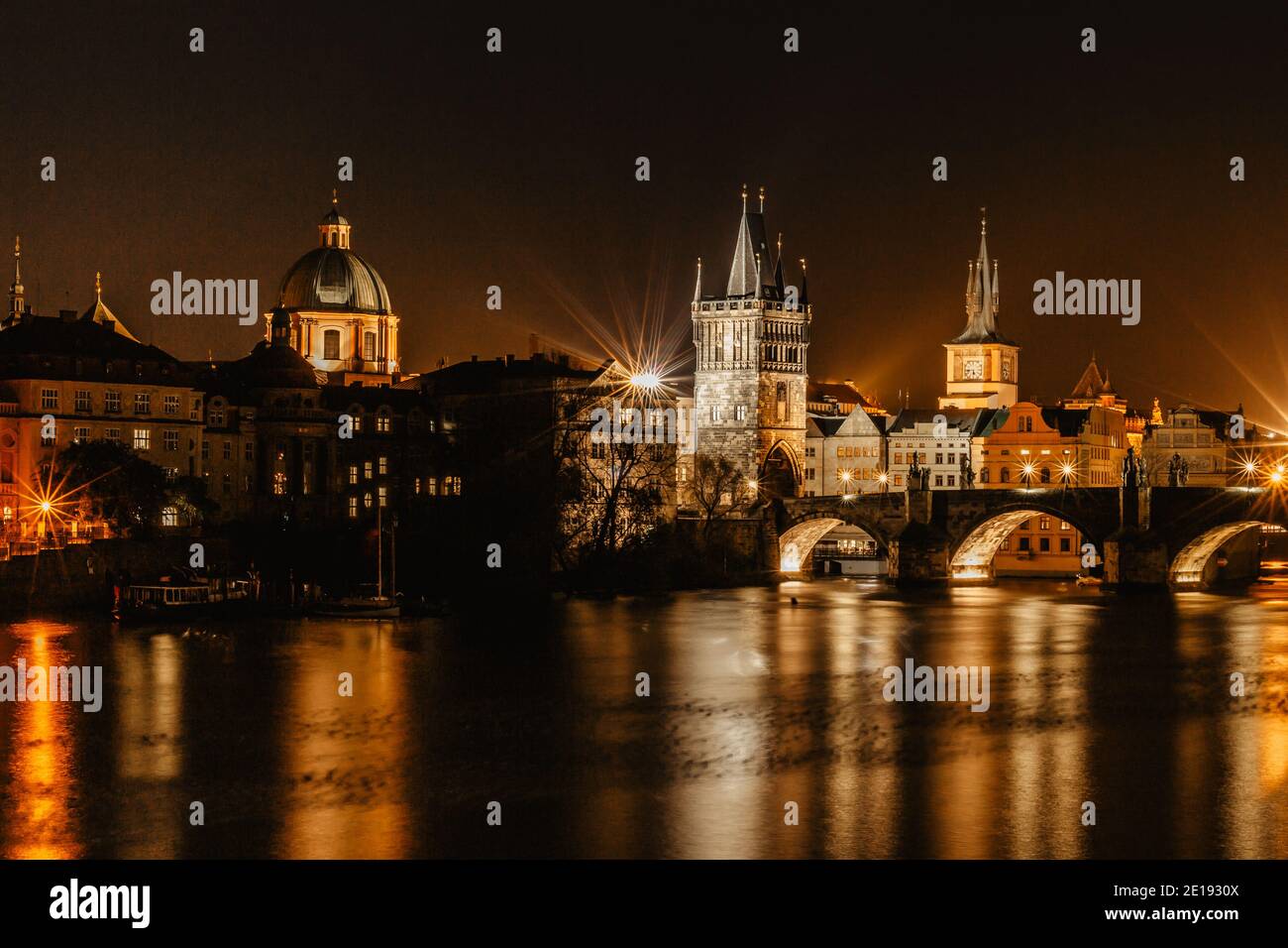 Ponte Carlo illuminato, Karluv più riflessa nel fiume Moldava. Panorama serale di Praga, Repubblica Ceca. Lunga esposizione città lights.Amazing Europa Foto Stock
