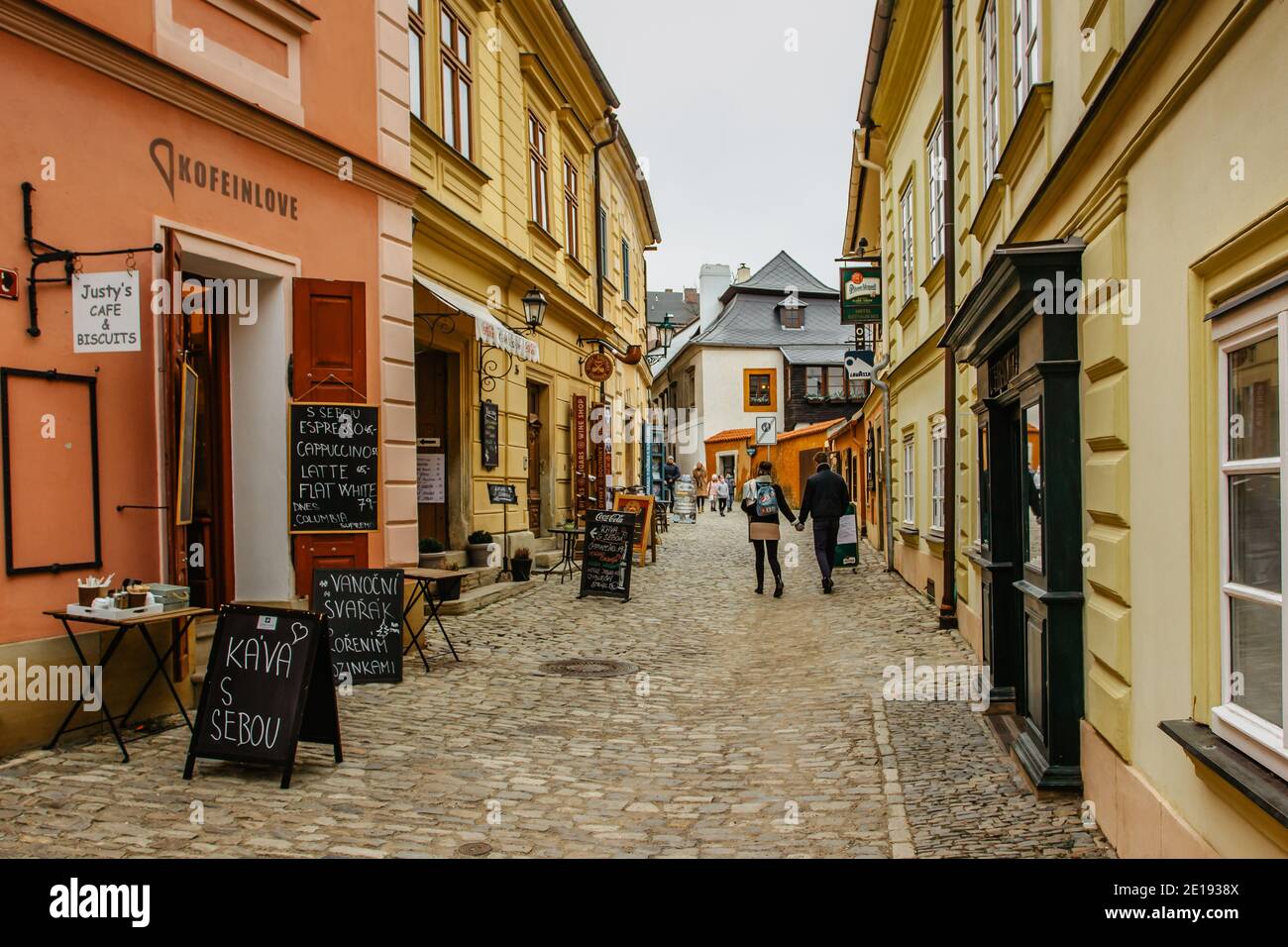 Kutna Hora, repubblica Ceca-Dicembre 19,2020.turisti a piedi nella strada con case colorate.UNESCO patrimonio mondiale site.Czech turistico popolare Foto Stock