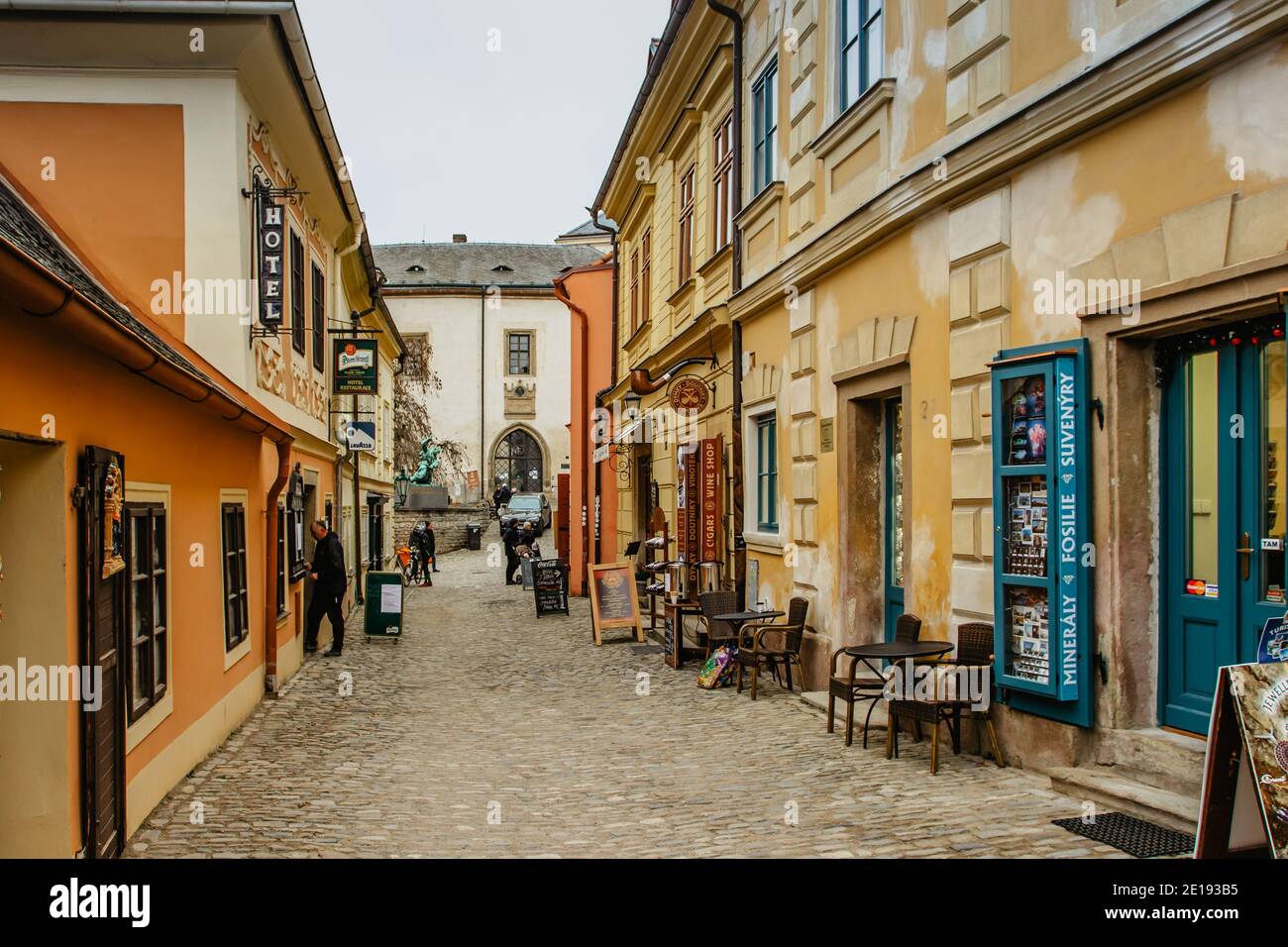 Kutna Hora, repubblica Ceca-Dicembre 19,2020.turisti a piedi nella strada con case colorate.UNESCO patrimonio mondiale site.Czech popolare turista desti Foto Stock