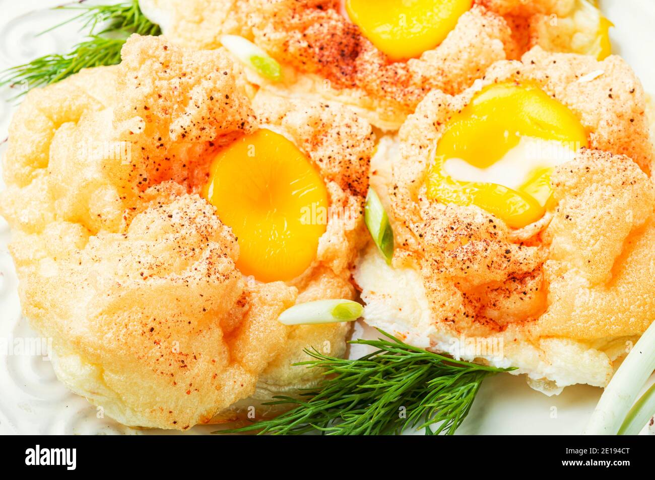 Deliziose uova orsini o uova fritte. Cucina francese. Foto Stock