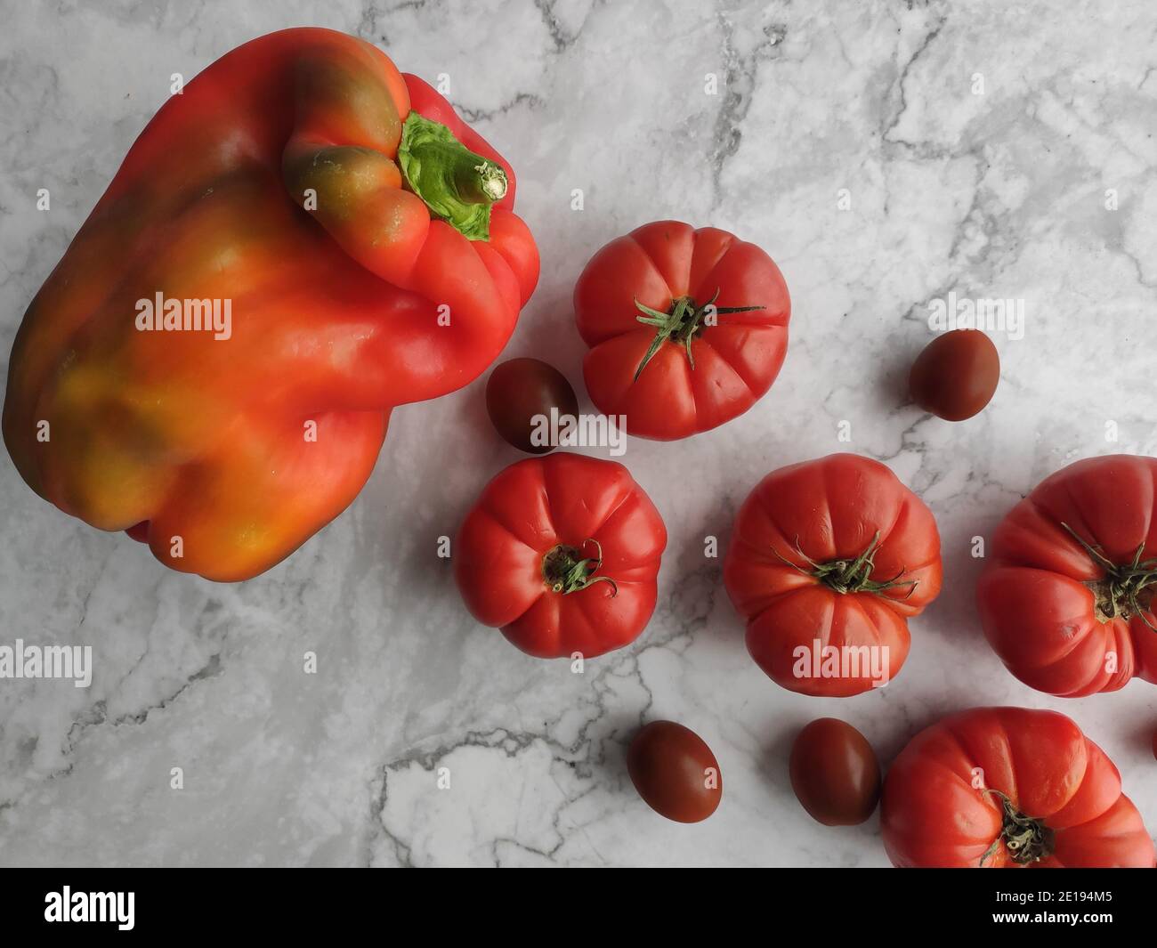 Verdure rosse in un tavolo di marmo bianco Foto Stock