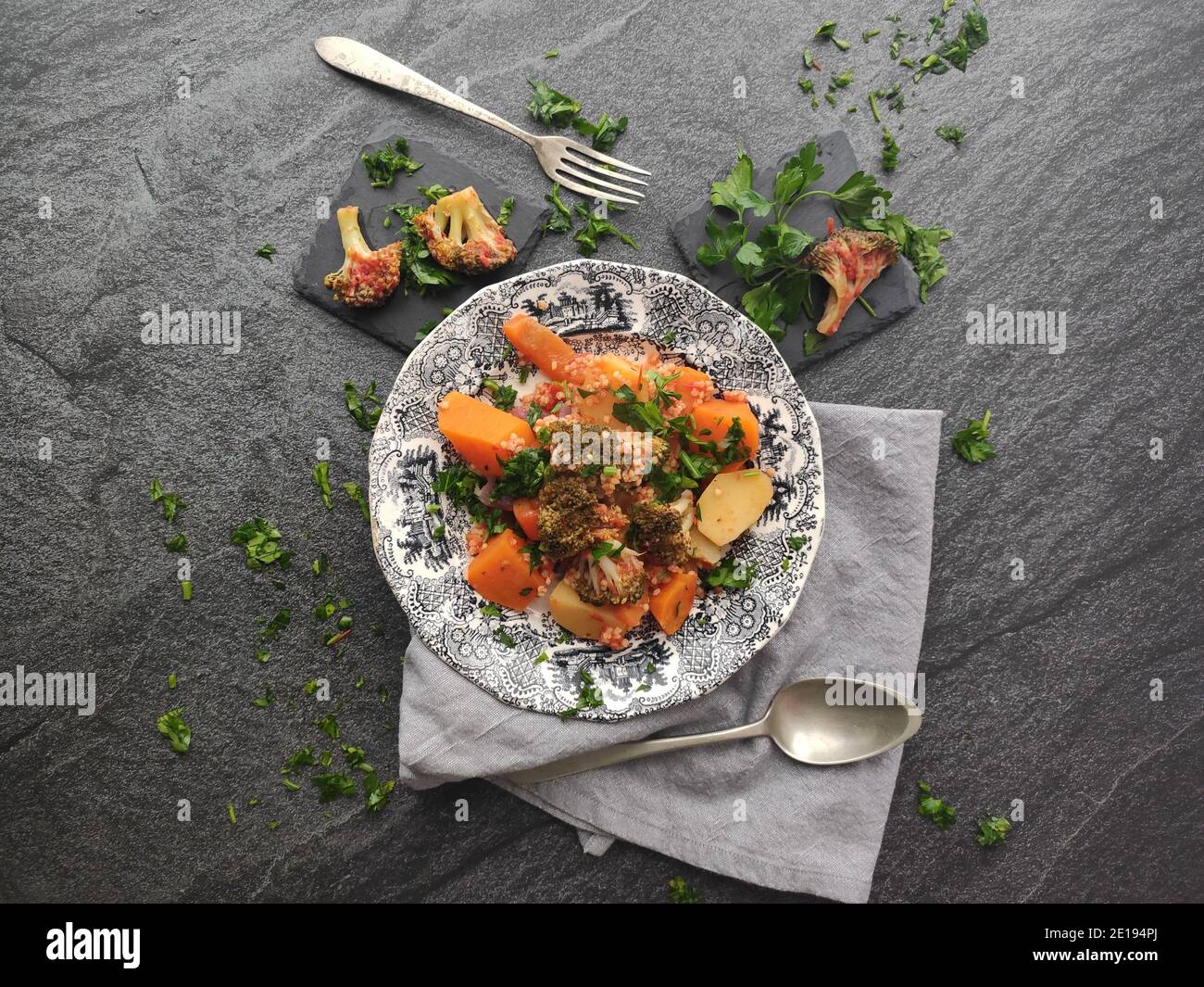 Broccoli e patate dolci cous cous in un elegante buio sfondo Foto Stock
