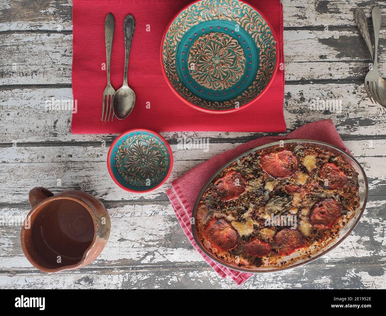 Quinoa al forno vegetariano e ciotole rosse Foto Stock