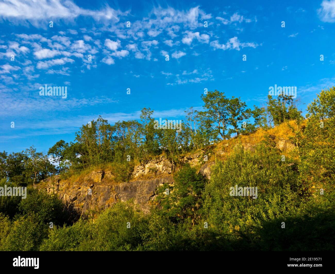 Vecchia cava rigenerata in uno spazio pubblico a Stoney Wood in Wirksworth Derbyshire Peak District Inghilterra UK. Foto Stock