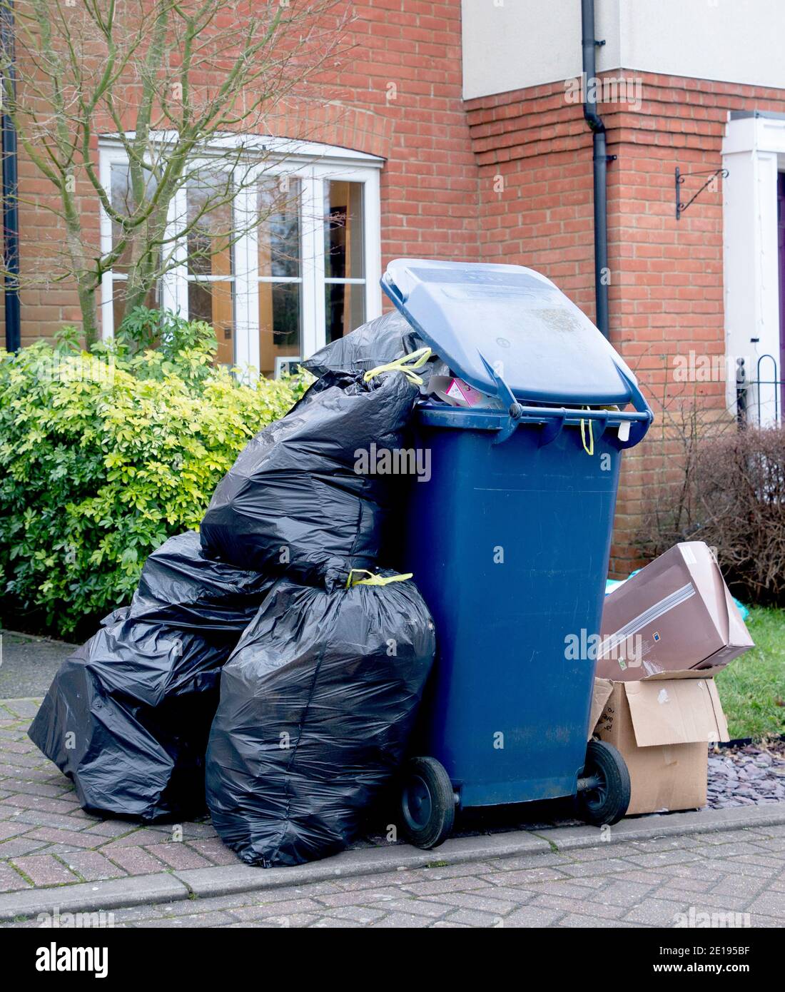 Haverhill, Suffolk Regno Unito. 5 gennaio 2021. I rifiuti vengono accumulati fuori da una proprietà residenziale durante la pandemia di Coronavirus. Credit: Headlinephoto/Alamy Live News. Foto Stock