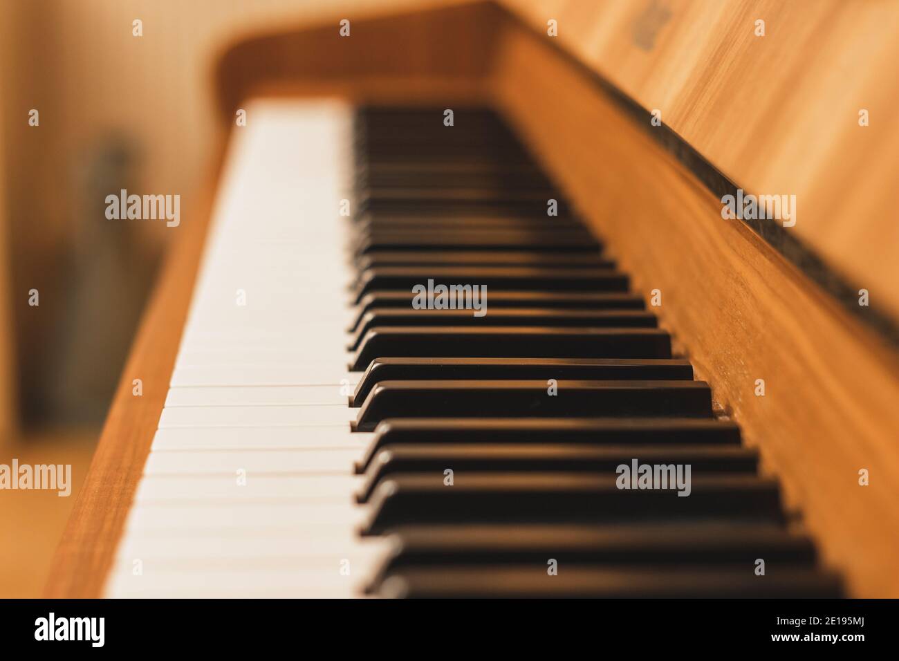 piano - vista ravvicinata del pianoforte bianco e nero tasti Foto Stock