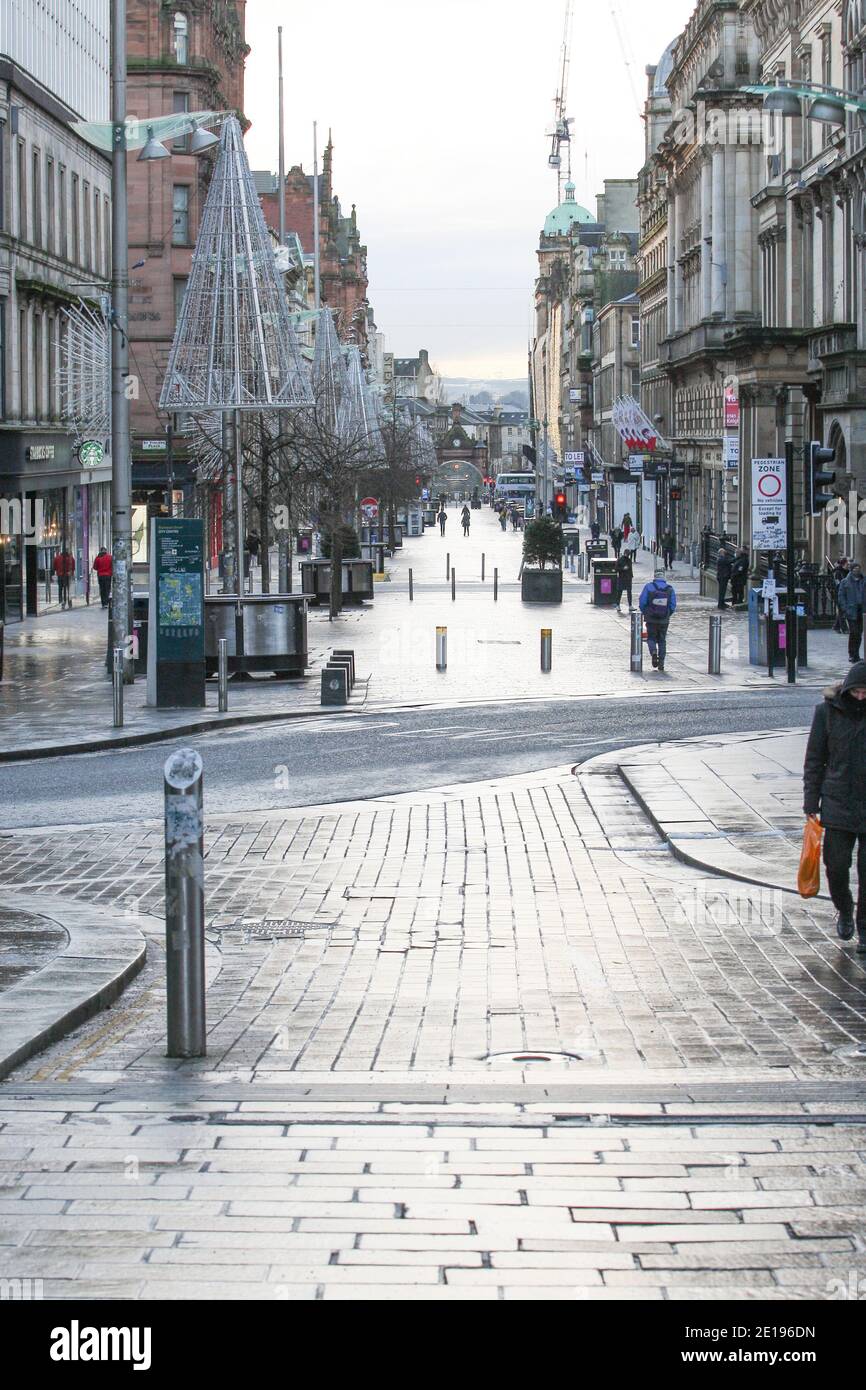 Glasgow, Regno Unito. 5 gennaio 2021. Il giorno uno dei più recenti lockdown vede strade molto tranquille nel centro di Glasgow a metà mattina. Via Buchanan. Credit: ALAN OLIVER/Alamy Live News Foto Stock