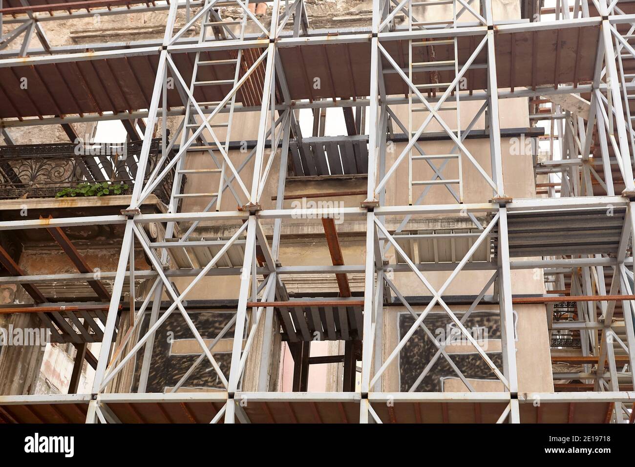 impalcatura su una vecchia casa Foto Stock
