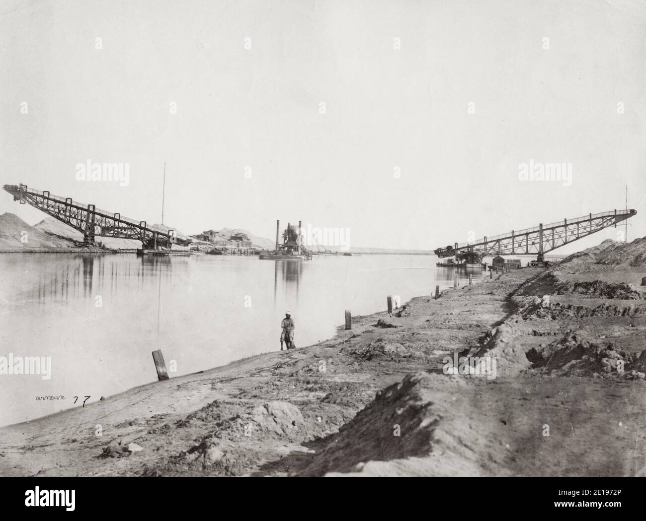 Fotografia d'annata del XIX secolo: Draghe meccaniche a vapore sul canale di Suez, intorno al 1890. Foto Stock