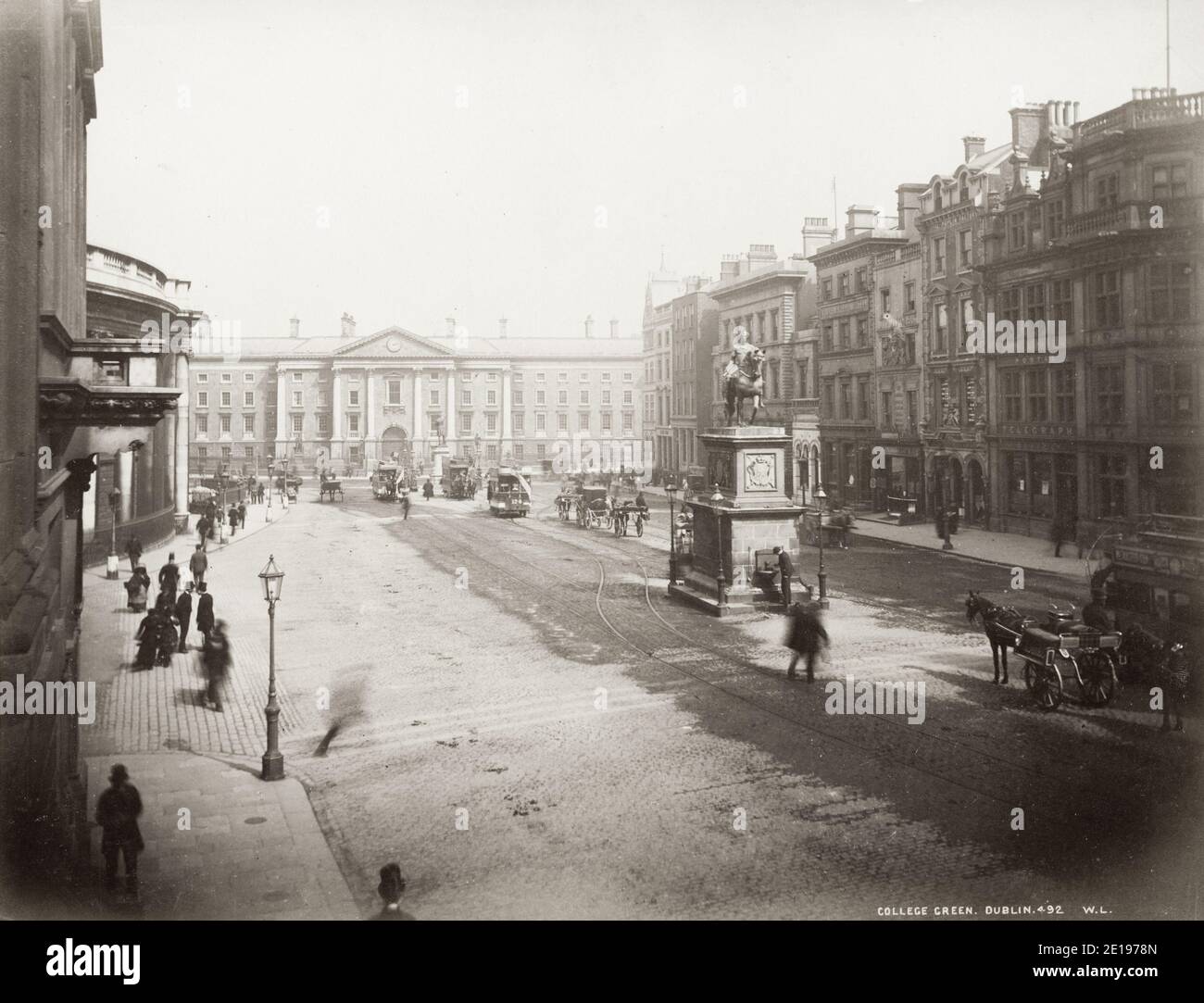 Fotografia d'epoca del XIX secolo: College Green Dublin, con Trinity College sullo sfondo, cavalli e tram. Foto Stock