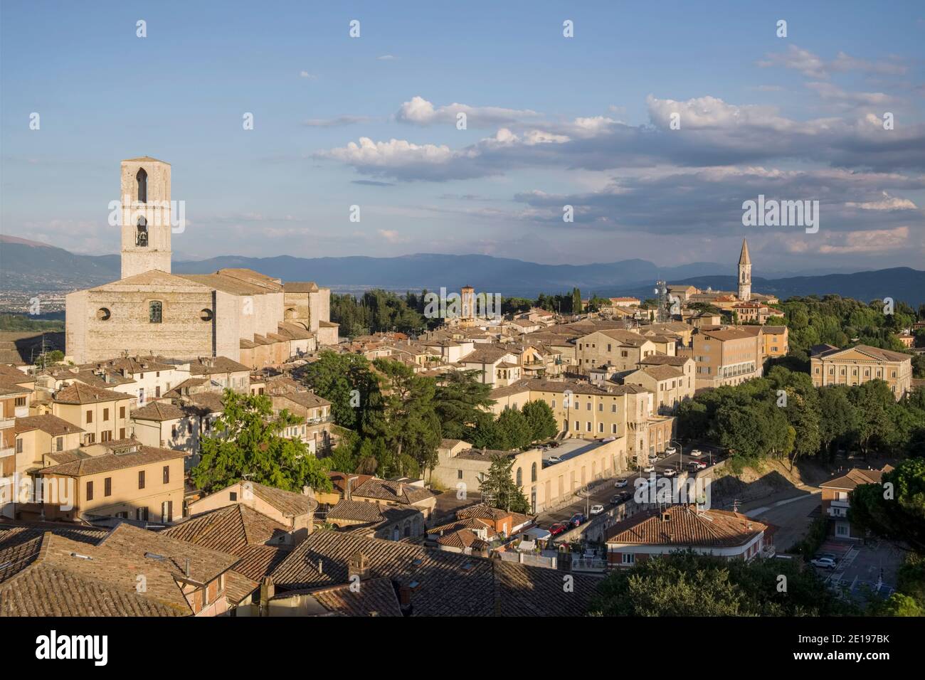 Italia, Umbria: Perugia. Vista delle Basiliche di San Domenico (a sinistra) e San Pietro (a destra) Foto Stock