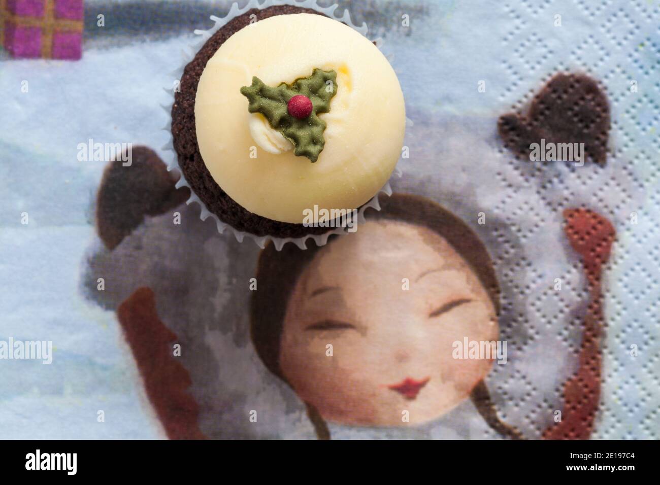 Torta di Natale per cupcake pudding da scatola di M&S 9 Mini cupcakes festivo impostato su Natale serviette tovagliolo Xmas con ragazza che tiene le mani in su Foto Stock