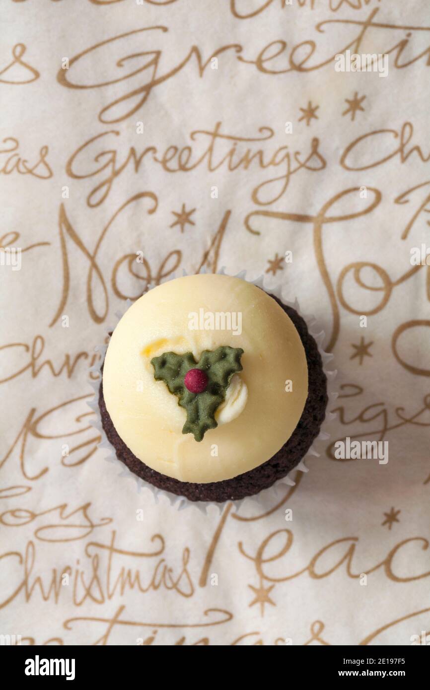 Torta di Natale per cupcake pudding da scatola di M&S 9 Mini cupcakes festivo impostato su Natale serviette tovagliolo Xmas Foto Stock