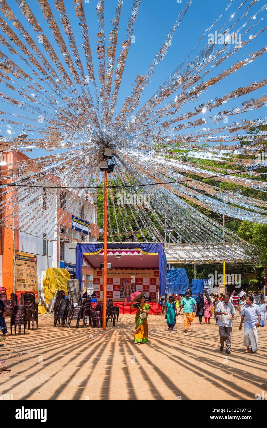 Ernakulam, India - 4 febbraio 2020: Persone indiane non identificate che visitano il festival del tempio a Ernakulam, Kerala, India Foto Stock