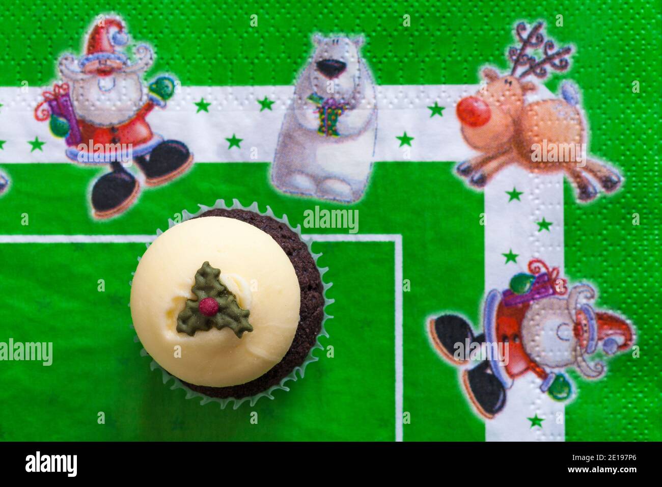 Torta di Natale per cupcake pudding da scatola di M&S 9 Mini cupcakes festivo impostato su Natale serviette tovagliolo Xmas Foto Stock
