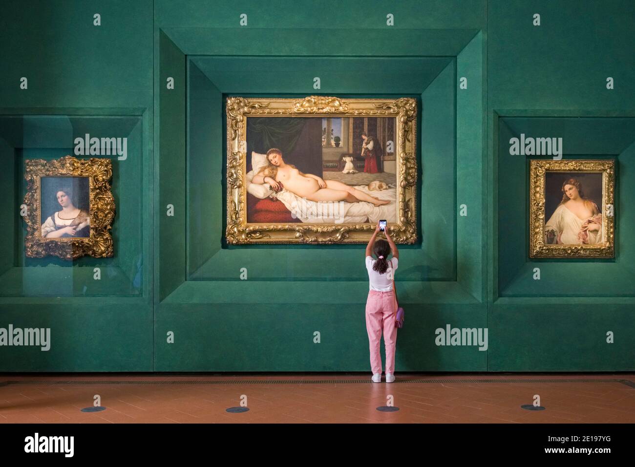 Italia, Toscana: Firenze. Dipinti intitolati la Venere di Urbino (centro) e Flora (destra) nella Galleria degli Uffizi Foto Stock