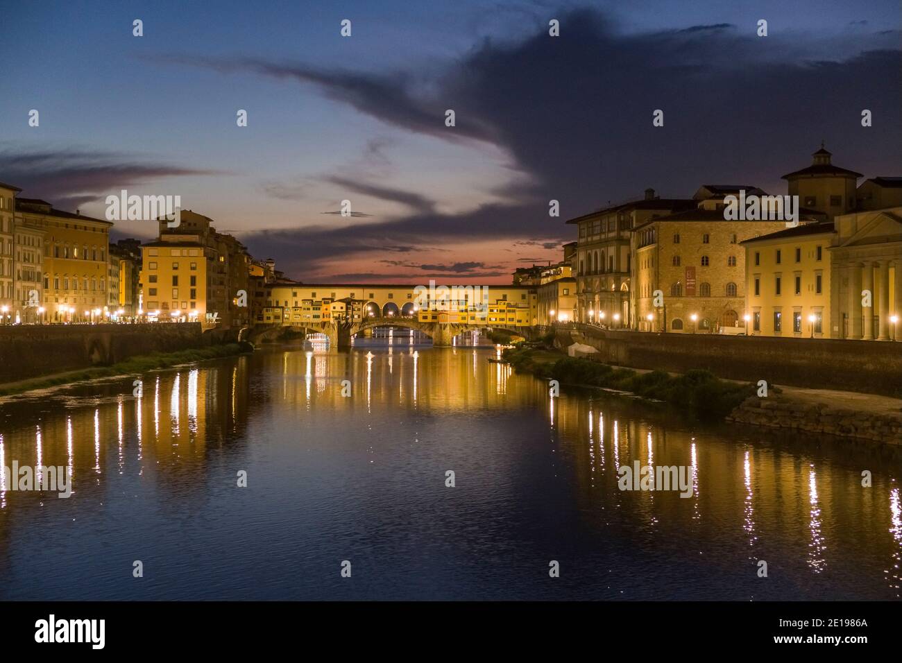 Italia, Toscana: Firenze. Vista notturna del Ponte Vecchio sul fiume Arno Foto Stock