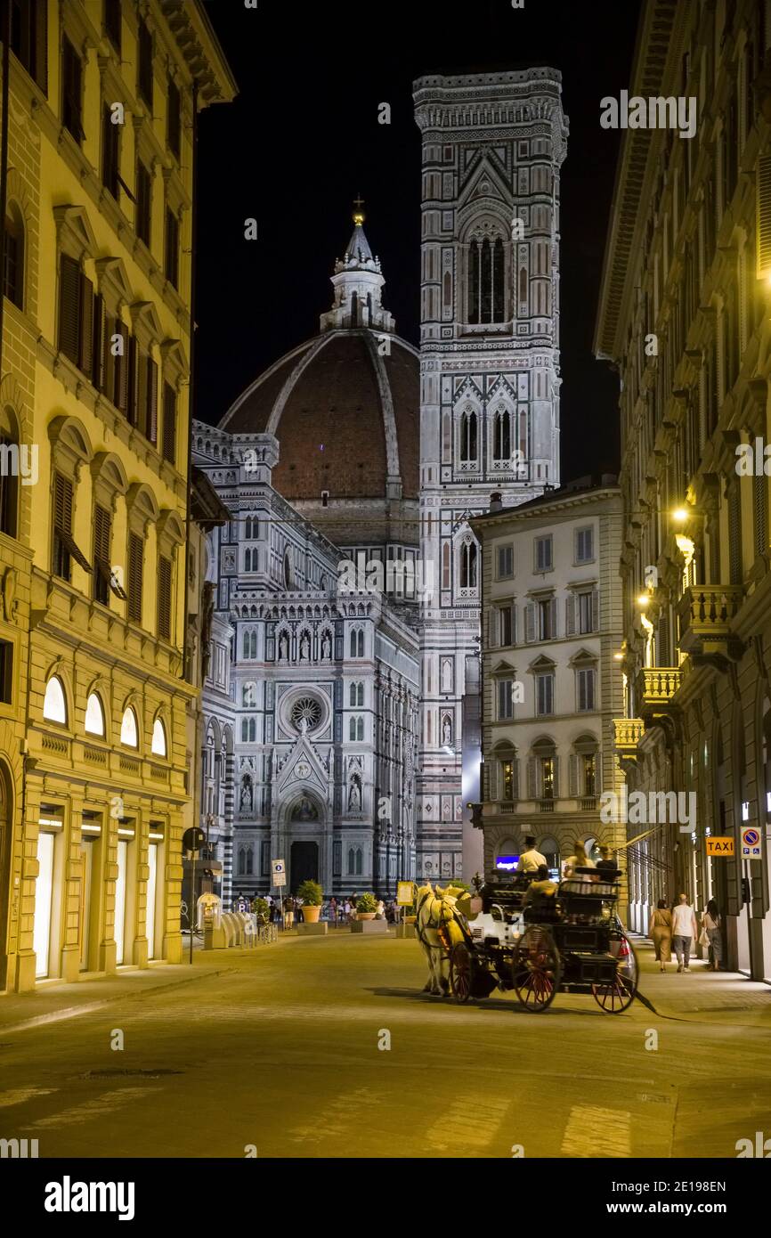 Italia, Toscana: Firenze. Vista notturna della Cattedrale di Santa Maria del Fiore e del Campanile di Giotto. Foto Stock