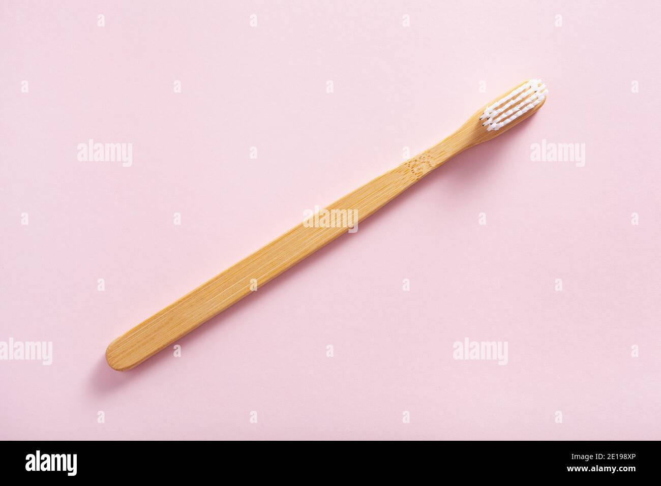 zero sprechi pulizia eco-friendly bagno concetto. spazzolino in legno Foto Stock