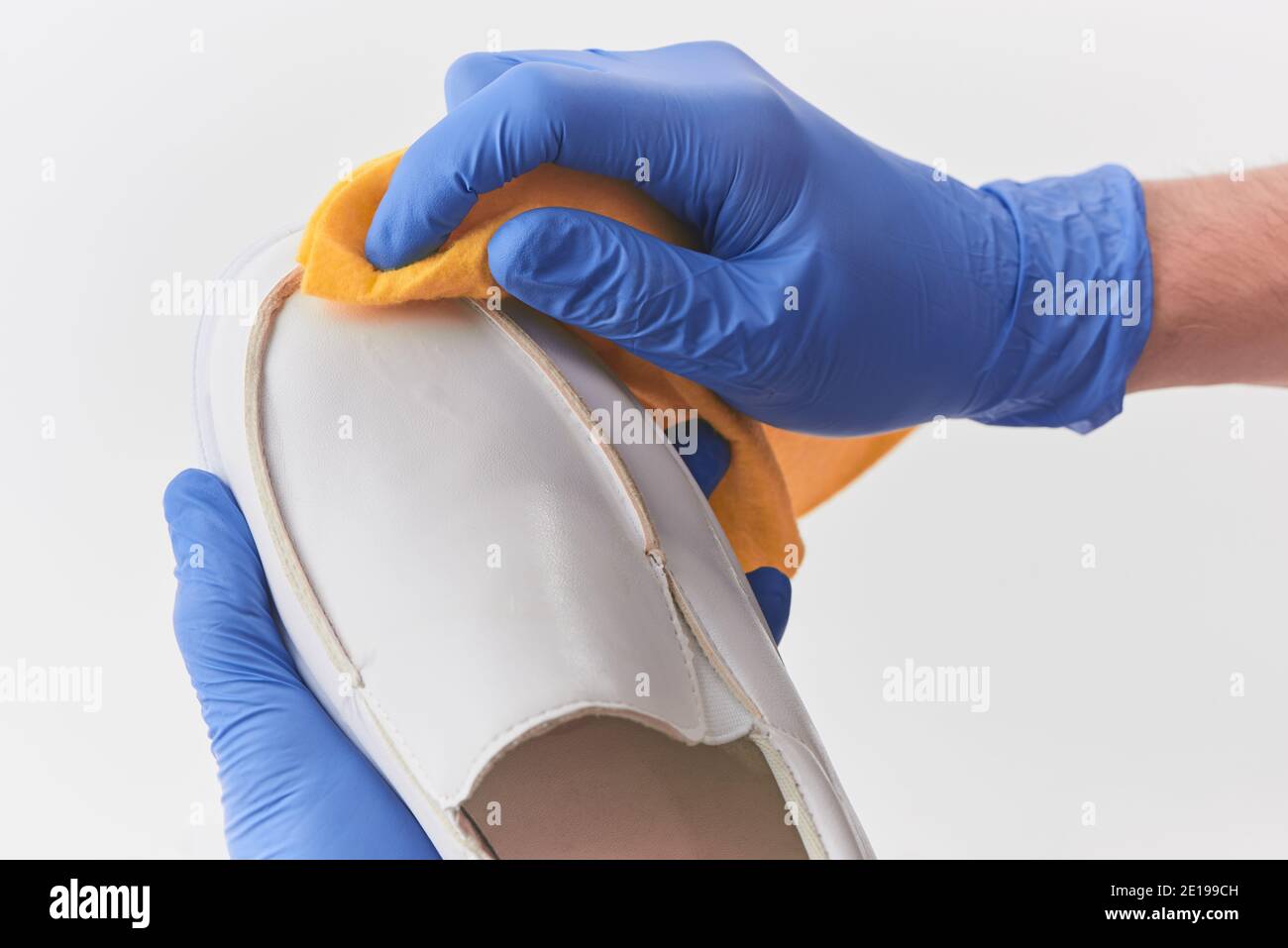 Guanti in pelle bianca con cui lavare una scarpa slip-on un panno e un  detergente Foto stock - Alamy