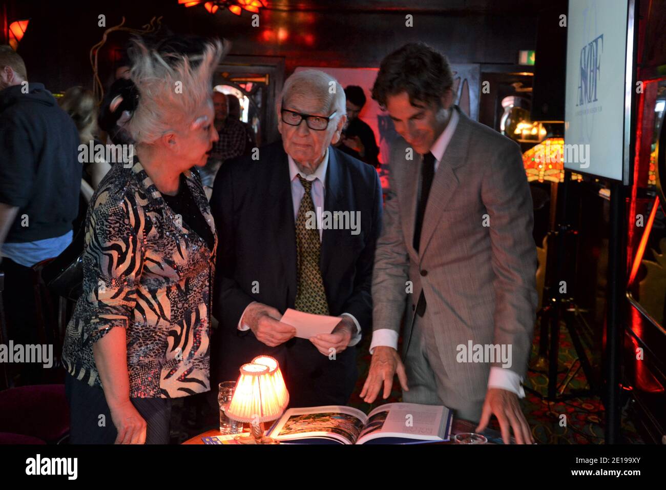 Lo stilista francese Pierre Cardin al ristorante Maxim's di Parigi nel 2018 partecipa a una conferenza stampa. Foto di Nadja Sayej. Foto Stock